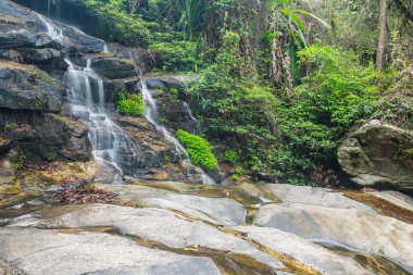 Tayland 'ın Chiangmai eyaletindeki Monthathan şelalesi.