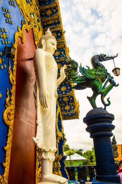 Tayland 'daki Modern Tayland Kilisesi' nde Ayakta Duran Beyaz Buda