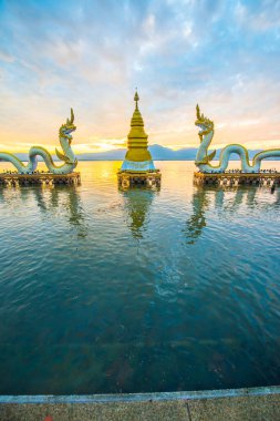 Beyaz Naga heykeli Kwan Phayao, Tayland 'da.