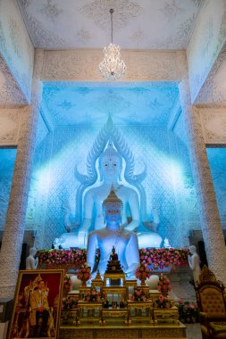 Tayland 'daki Hyuaplakang Tapınağı' ndaki Beyaz Buda heykeli..