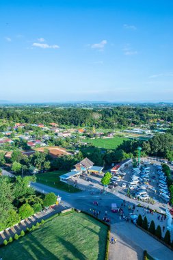 Tayland 'ın Chiang Rai eyaletinde otoparkı olan yerli bir köy..