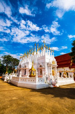 Thailand Phrae eyaletinde bulutlu Pong Sunan tapınağı..