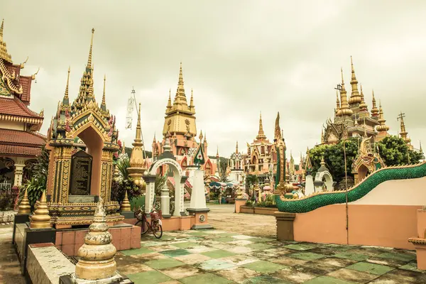 Tayland 'daki Huai Sai Khao Tapınağı' ndaki güzel bina..