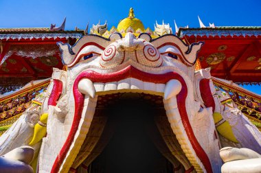 Tayland, Nakhon Sawan 'da Wat Sriutumpron' un güzel sıva sanatı..