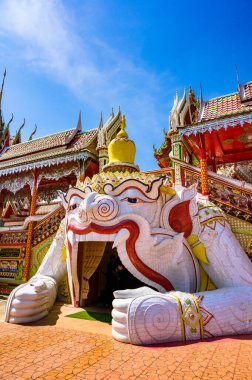 Binanın girişi Tayland stili sıva sanatıyla süslenmiş Tayland Nakhon Sawan Eyaleti Wat Sriutumpron 'da..