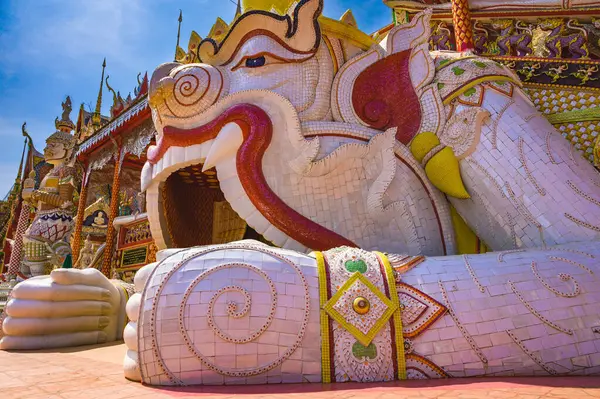 Binanın girişi Tayland stili sıva sanatıyla süslenmiş Tayland Nakhon Sawan Eyaleti Wat Sriutumpron 'da..