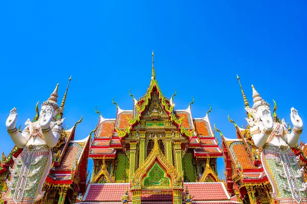Prachtige Tempel Versierd Met Thaise Stijl Stucwerk Van Wat Sriutumpron Rechtenvrije Stockafbeeldingen