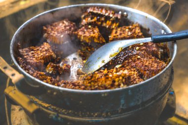Buharda pişirilmiş bal peteği. Buğulanmış bal peteği Kuzey Tayland 'da lezzetli bir yerel yemektir..