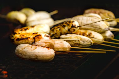 Fırında ızgara muz. Izgara muz Tayland kırsalında pişirilen popüler bir yemektir..