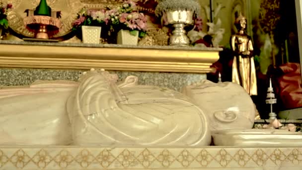 Статуї Ченців Вирізані Білого Каменю Красива Золота Статуя Будди Ват — стокове відео