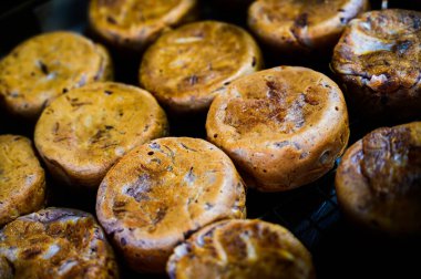 Tayland 'ın Nakhon Sawan Eyaleti' ndeki bit pazarında atıştırmalık tezgahında Tayland hindistancevizli krep veya Kanom Baa Bin..