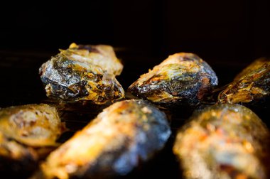 Yemek tezgahında kızarmış uskumru. Kızarmış uskumru Taylandlıların acı biber ezmesiyle yemeyi sevdiği bir yemektir..