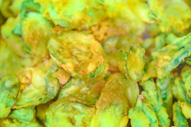 Una batırılmış patlıcan dilimleri ve kızarmış. Bu yemekler, Taylandlılar acı biber ezmesiyle yemeyi sever..