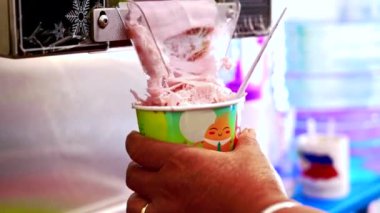 Nakhon Sawan bölgesindeki Chum Saeng bölgesinde bir sokak satıcısı Bingsu tatlısı yapıyor..