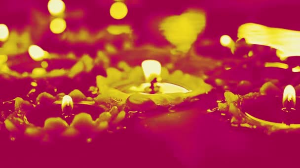 水に浮かぶ花の形をしたろうそくは 赤と黄色のテーマで仏教の礼拝に使用されます — ストック動画