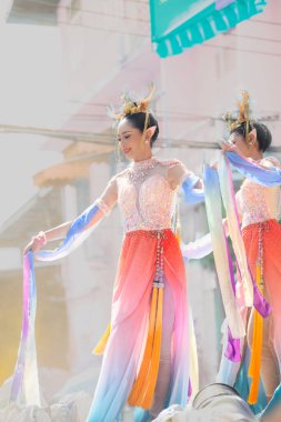 NAKHON SAWAN, THAILAND - 13 Şubat 2024: Güzel aktrisler Nakhon Sawan Eyaleti 'ndeki Çin Yeni Yıl Festivali sırasında portatif bir sahnede Çin tarzı danslar sergilediler.