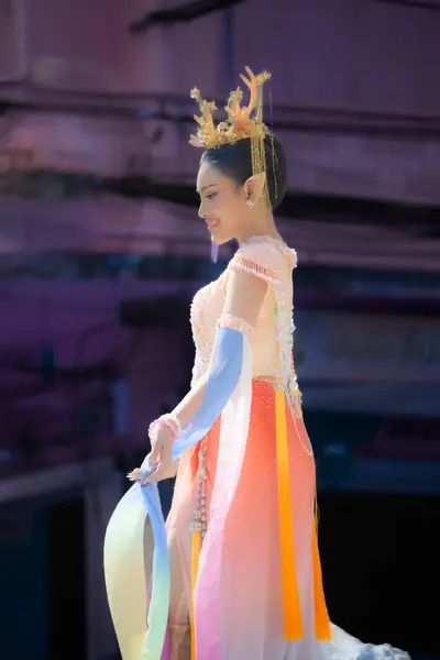 中華民国 Thailand 2024年2月13日 美しい女優がナコーン サワン州の中国正月祭でポータブルステージで中国のスタイルダンスを行います — ストック写真