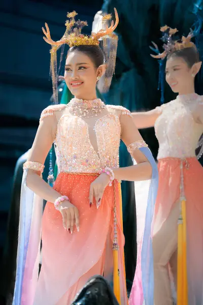 中華民国 Thailand 2024年2月13日 美しい女優がナコーン サワン州の中国正月祭でポータブルステージで中国のスタイルダンスを行います — ストック写真