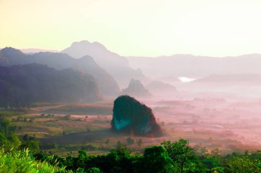Phayao Eyaleti, Tayland 'da güneş doğarken Phu Langka Ulusal Parkı' nın güzel dağ manzarası ve sabah sisi.
