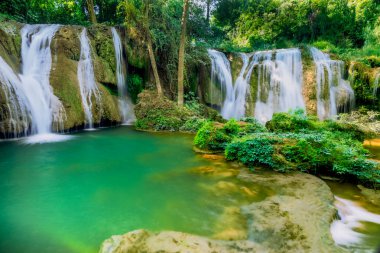 Phayao Eyaleti Doi Phu Nang Ulusal Parkı 'ndaki Sawan Şelalesi' nden.