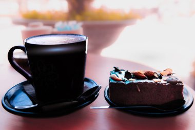 Sıcak kahve, badem ve fındıklı çikolatalı brownie ile servis edildi..