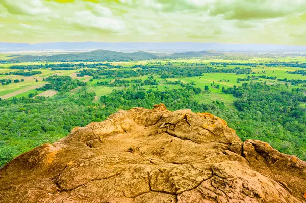 stock image Pha Hua Ruea, a natural tourist attraction that is high cliff and viewpoint for viewing the scenery of Phayao City, Thailand. Natural View at Pha Hua Reua Cliff in Phayao Province.