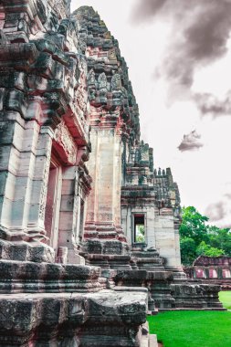 Nakhon Ratchasima Eyaleti Phimai Tarihi Parkı 'ndaki antik taş kale. Tayland 'da Khmer mimarisi.