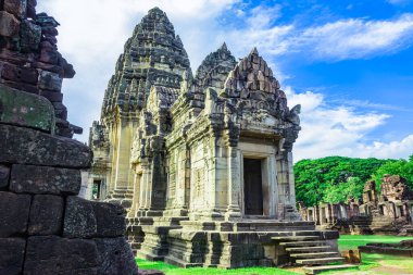Nakhon Ratchasima Eyaleti Phimai Tarihi Parkı 'ndaki Khmer mimarisi. Tayland 'daki antik taş kale.