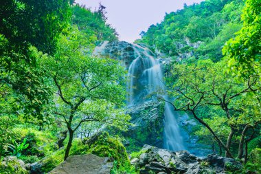 Kamphaeng Phet ilindeki Khlong Lan Milli Parkı, Tayland. Khlonglan Şelalesi Manzarası.