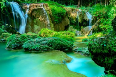 Phayao Eyaleti, Tayland 'daki Doi Phu Nang Ulusal Parkı' ndaki Sawan Şelalesi 'nden. Thai 'deki Şelale' nin güzelliği. Kuzey Tayland ormanlarındaki temiz bir dereye yumuşak bir su akışı..