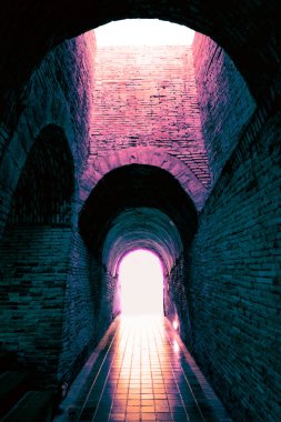 Chiang Mai Eyaleti, Tayland 'daki antik tünel. Tayland tapınağındaki eski tarihi tünel. Antik tünelin sonundaki ışık. Işıklı eski tünel.