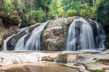 Maesa şelalesinin manzarası, Tayland.