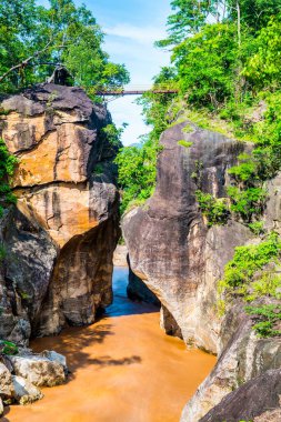 Ob Luang Ulusal Parkı, Tayland 'da nehrin üzerinde küçük bir köprü..
