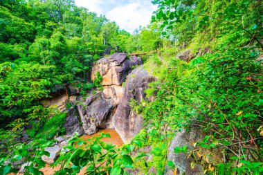 Tayland 'daki Ob Luang Ulusal Parkı' nda büyük uçurumu olan küçük bir köprü..
