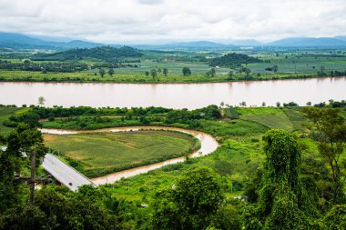 Tayland 'ın Chiang Saen şehrindeki Mekong nehrinin en üst manzarası..