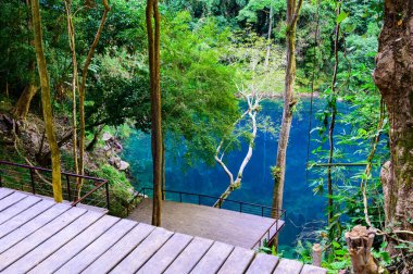 Lom Phu Khew ya da Tham Phatai Ulusal Parkı 'ndaki Mavi Göl, Lampang Eyaleti.