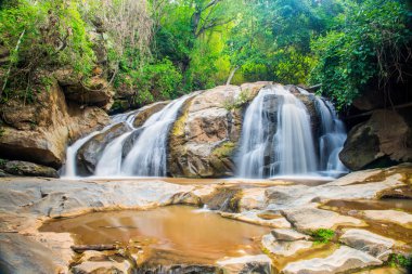 Maesa şelalesinin manzarası, Tayland.