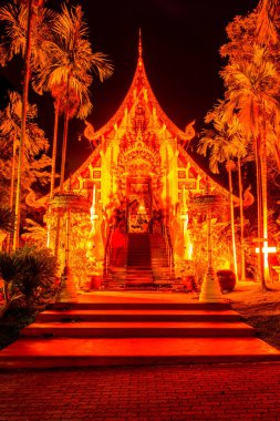 Alacakaranlık Zamanı, Tayland 'daki Darabhirom Ormanı Manastırı' nın Büyük Vihara 'sı..