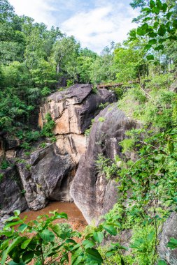 Tayland 'daki Ob Luang Ulusal Parkı' nda büyük uçurumu olan küçük bir köprü..