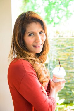 Taylandlı bir kadın, Tayland 'da bir kafede buzlu kahve tutuyor..