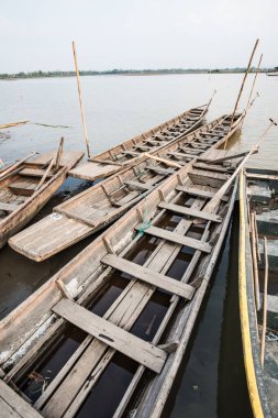 Tayland usulü gölde bir tekne, Tayland
