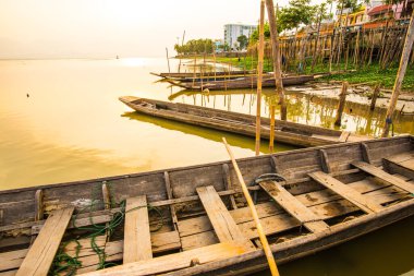 Tayland usulü gölde bir tekne, Tayland