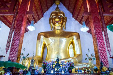 Tayland 'ın Phayao eyaletindeki Si Khom Kham tapınağındaki büyük Buda heykeli.