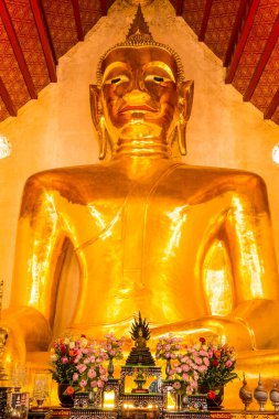 Tayland 'ın Phayao eyaletindeki Si Khom Kham tapınağındaki büyük Buda heykeli.