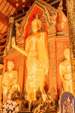 Wat Chedi Luang Tapınağında Buda duruyor, Tayland.