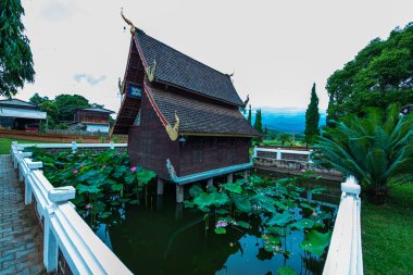 Phuttha Eoen tapınağındaki eski kilise, Tayland.