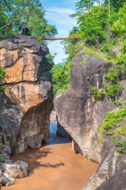 Ob Luang Ulusal Parkı, Tayland 'da nehrin üzerinde küçük bir köprü..