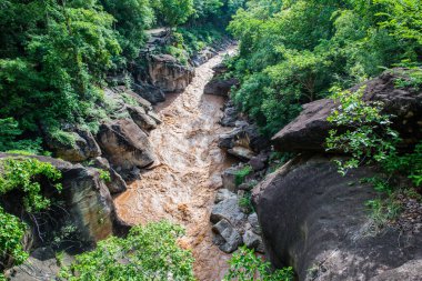 Kahverengi su Ob Luang Ulusal Parkı 'nda akıyor, Tayland.