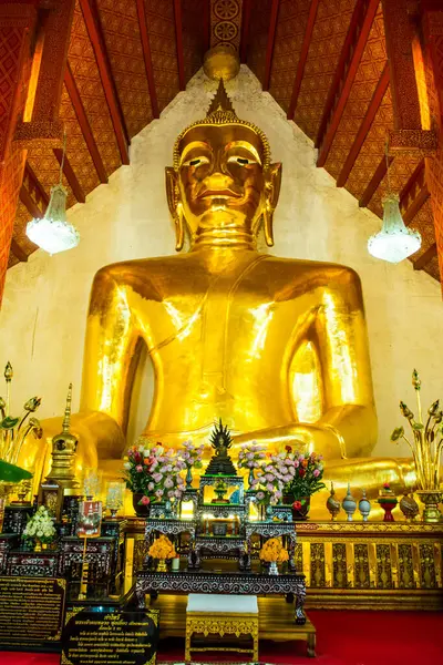 Tayland 'ın Phayao eyaletindeki Si Khom Kham tapınağındaki büyük Buda heykeli.