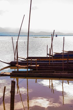 Tayland, Kwan Phayao Gölü 'ndeki yerli Tayland teknesi..
